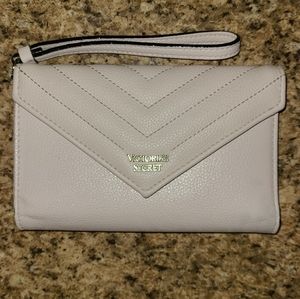 Clutch/wristlet